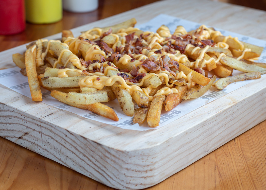 Deliciosa combinación de nuestras tradicionales papas Denver acompañadas con un cremoso queso Cheddar y una porción de tocino en trocitos perfectamente dorados. 